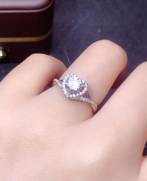 Classic heart-shaped Moissanite diamond ring