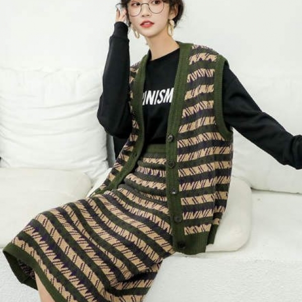 New V-neck Jacquard Sleeveless Vest Knit Sweater and Skirt, 2019新款时尚秋冬百搭复古V领提花无袖背心针织毛衣外套女开衫