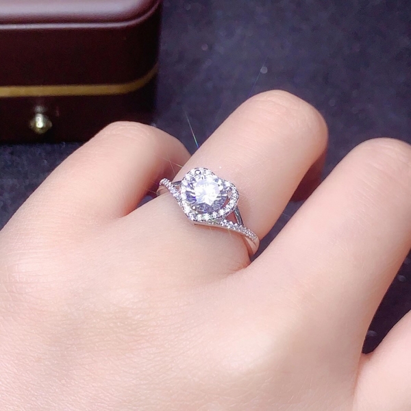 Classic heart-shaped Moissanite diamond ring, 经典款莫桑钻戒指，火彩超好，爆闪无敌克拉钻