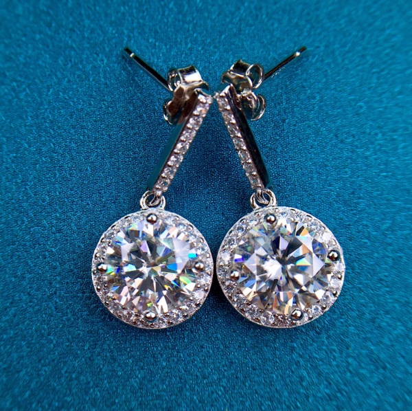 Classic Moissanite diamond earrings 2 carats each center stone vvs1 clarity, 经典款莫桑钻耳坠，火彩超好，爆闪无敌克拉钻，主石一只2克拉，圆8mm，D色，vvs1净度，八心八箭切工