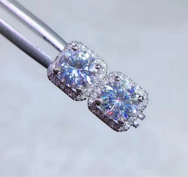 Classic Moissanite Diamond Stud Earrings Main Stone Around 1 Carat vvs clarity, 经典款莫桑钻耳钉，火彩超好，爆闪无敌克拉钻，主石1克拉左右，圆5mm，D色，都是vvs的净度，八心八箭切工