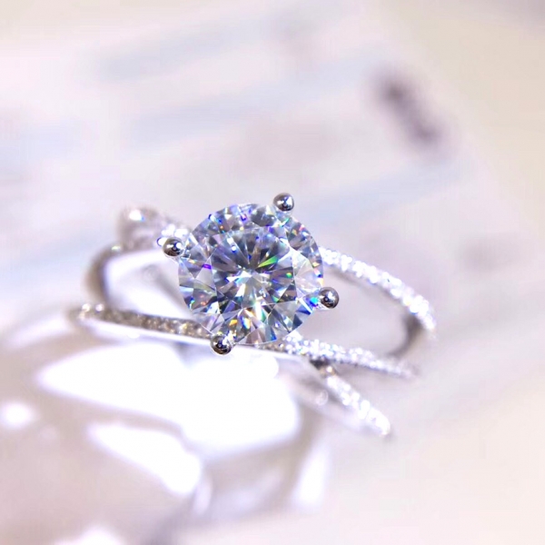 Classic Moissanite diamond ring 1 carat center stone, 经典款莫桑钻戒指，火彩超好，爆闪无敌克拉钻，主石1克拉，925银精工镶嵌