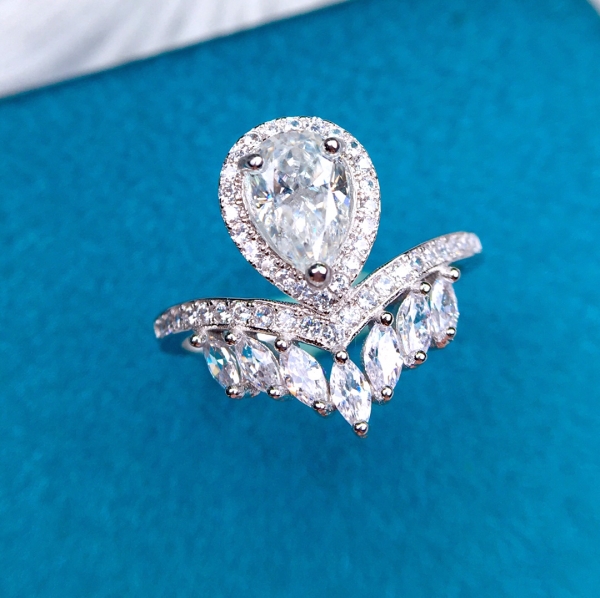 Classic Moissanite diamond ring 1 carat center stone water drop style, 经典款莫桑钻戒指，水滴款，火彩超好，爆闪无敌克拉钻，主石1克拉