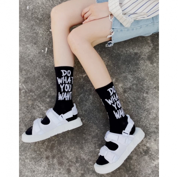 European and American street all-match alphabet stockings in the tube socks 4 pairs, ins超火的潮欧美街头百搭潮牌男生字母长袜中筒袜