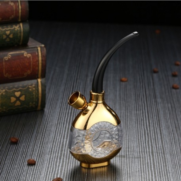 Portable Hookah Pipe Set – Classic Design with Gold Finish, Water Filter Tobacco Pipe with Hose & Accessories, 这款便携式水烟壶套装结合复古风格与现代实用性，采用高品质金属材质与透明水室设计，外观精美，性能出众。内置水过滤功能可有效净化烟雾，提升吸烟体验。配套软管与吸嘴安装便捷，拆洗方便，方便日常使用与保养。