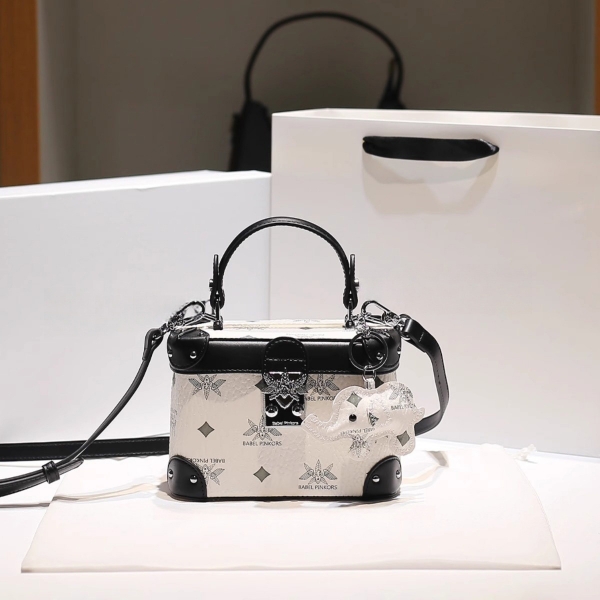 Women's Drawstring Bucket Bag – Elegant Pearl Chain Shoulder Purse, Soft Satin Mini Handbag for Daily & Party Use, 一款别致的缎面水桶包，配有珍珠链装饰和抽绳束口设计，适合日常或正式场合使用。