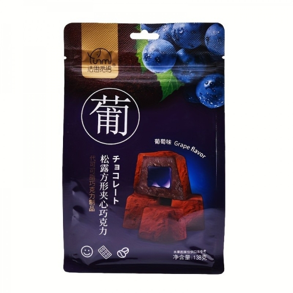 Truffle Square Chocolate &Sandwich Grape Flavor Gummy Candy 4.87oz, 这是一款口感丰富、美味可口的新品--松露夹心巧克力!外层是香浓可口的松露巧克力，内里则隐藏着香浓的水果软糖。当你咬下一口时，浓郁的巧克力在口中化开，接着是水果软糖的甜美味道，让人陶醉其中。