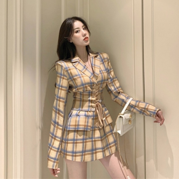Suit, coat, women's niche, slim waist style suit, autumn 2021 with waist cover, 翻领格子西装外套
小众修身收腰炸街西服