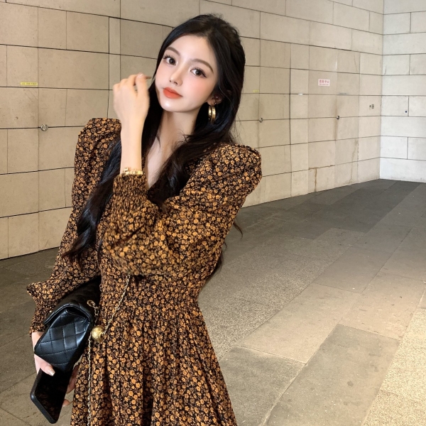 Women's dress 2021 new skirt retro style long sleeve V-neck French Floral Dress, 长袖V领连衣裙
走线精密 透气舒适
松紧袖口 穿着舒服