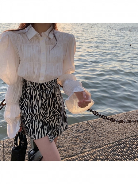 Zebra skirt Korean style, 就让这款小短裙来承包你的大长腿吧
好喜欢这种不规则的设计 不仅能一秒打破单调
穿出个性来 还能心机得显瘦显腿长