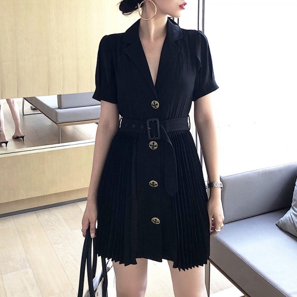 2021 summer new French V-neck design small black skirt, 女性的温柔与气质一点一点展露
别看是件小短裙 工艺非常复杂