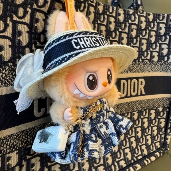 Designer Luxury Tweed Set for Labubu: Dress, Bow & Mini Bag, 设计师款Labubu娃衣套装 - 手工奢制定制款，搭配毛绒玩偶收藏级迷你配饰