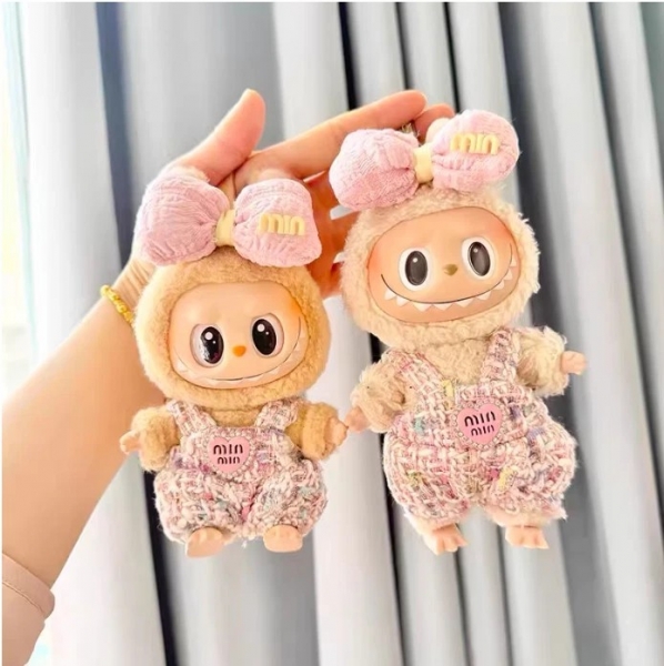 Handmade Tweed Dress Set for Labubu with Bow & Mini Bag, 这款 Labubu 手工粗花呢裙套装含裙子、蝴蝶结与迷你包，面料柔软优质、做工精细，适合展示与送礼。